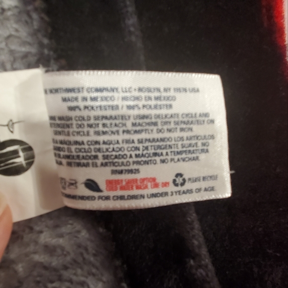 **FREE with any purchase!** IT Blanket - Picture 4 of 5